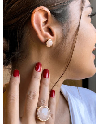 Medium Round Earrings with Raw Rose Quartz – 18K Gold Plated