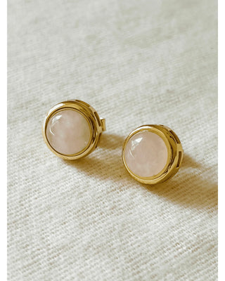 Medium Round Earrings with Raw Rose Quartz – 18K Gold Plated